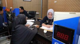 Masyarakat tengah mendapatkan Layanan Hak Tanggungan.