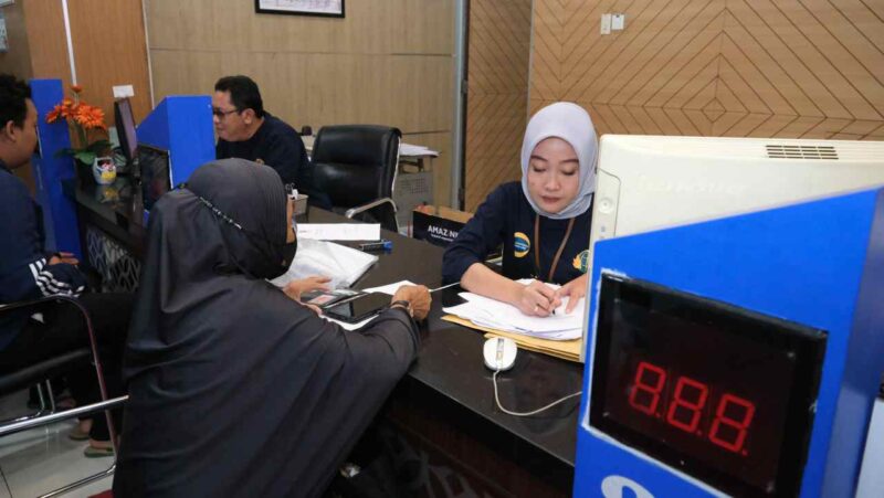 Masyarakat tengah mendapatkan Layanan Hak Tanggungan.