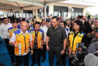 Kementerian ATR/BPN menyerahkan sertipikat di Lebak Serang.