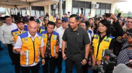 Kementerian ATR/BPN menyerahkan sertipikat di Lebak Serang.