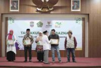 Pemimpin Redaksi Asajabar.com, Tony Zanuary, S.I.P menerima penghargaan Media Partner News Formal Pendukung Gerakan Zakat Terbaik dari Baznas Ciamis.