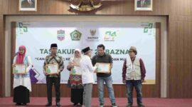 Pemimpin Redaksi Asajabar.com, Tony Zanuary, S.I.P menerima penghargaan Media Partner News Formal Pendukung Gerakan Zakat Terbaik dari Baznas Ciamis.