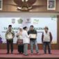 Pemimpin Redaksi Asajabar.com, Tony Zanuary, S.I.P menerima penghargaan Media Partner News Formal Pendukung Gerakan Zakat Terbaik dari Baznas Ciamis.