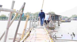 Menteri ATR/BPN meninjau lokasi pagar laut.