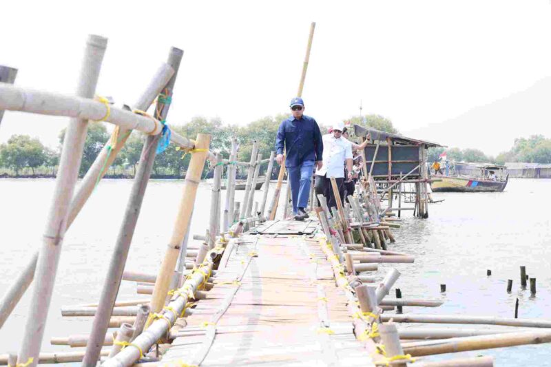 Menteri ATR/BPN meninjau lokasi pagar laut.