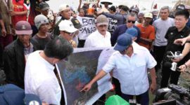 Menteri Nusron saat meninjau lokasi pagar laut.
