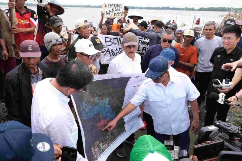 Menteri Nusron saat meninjau lokasi pagar laut.