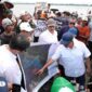 Menteri Nusron saat meninjau lokasi pagar laut.