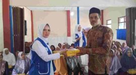 Wakil Ketua I IWAPI Kabupaten Ciamis, Hj. Rita Sumirat tengah membagikan makanan bergizi gratis.