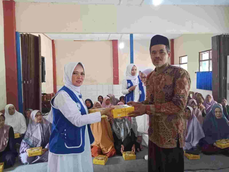 Wakil Ketua I IWAPI Kabupaten Ciamis, Hj. Rita Sumirat tengah membagikan makanan bergizi gratis.
