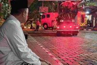 Menteri ATR/BPN, Nusron Wahid sedang menyaksikan pemadaman api oleh petugas pemadak kebakaran.