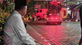 Menteri ATR/BPN, Nusron Wahid sedang menyaksikan pemadaman api oleh petugas pemadak kebakaran.