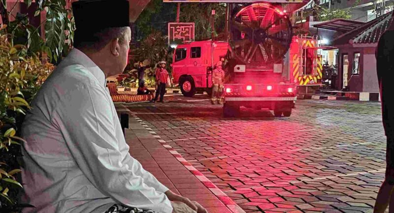 Menteri ATR/BPN, Nusron Wahid sedang menyaksikan pemadaman api oleh petugas pemadak kebakaran.