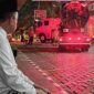 Menteri ATR/BPN, Nusron Wahid sedang menyaksikan pemadaman api oleh petugas pemadak kebakaran.