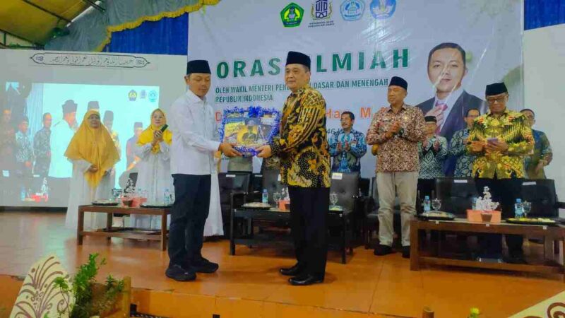 Wakil Menteri Dikdasmen, Dr. Fajar Riza Ul Haq, M.Si saat berkunjung ke Ponpes Darussalam Ciamis.
