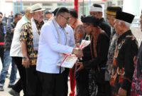 Wamen ATR/BPN menyerahkan sertipikat di Majalengka.