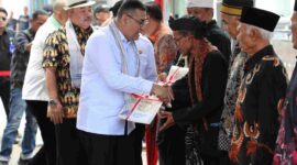 Wamen ATR/BPN menyerahkan sertipikat di Majalengka.