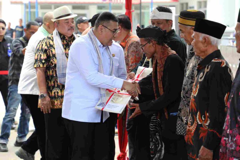 Wamen ATR/BPN menyerahkan sertipikat di Majalengka.