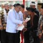 Wamen ATR/BPN menyerahkan sertipikat di Majalengka.