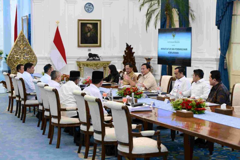 Menteri ATR/BPN, Nusron Wahid menghadiri rapat terbatas di Istana Negara.