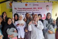 Tina Wiryawati menggelar pelatihan pembuatan minyak telon di Cijeungjing Ciamis.