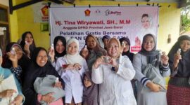 Tina Wiryawati menggelar pelatihan pembuatan minyak telon di Cijeungjing Ciamis.