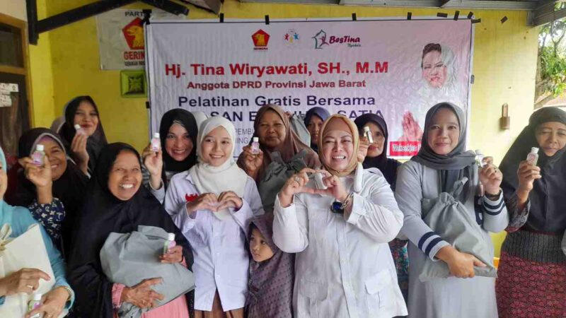 Tina Wiryawati menggelar pelatihan pembuatan minyak telon di Cijeungjing Ciamis.