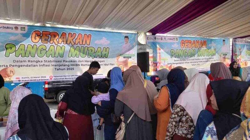 Warga Ciamis antusias belanja di gerakan pangan murah (GPM) yang diadakan oleh Dinas Pertanian dan Ketahanan Pangan.