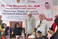 Tina Wiryawati melatih pembuatan sabun untuk perempuan Pangandaran.