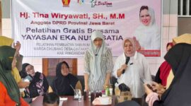 Tina Wiryawati melatih pembuatan sabun untuk perempuan Pangandaran.