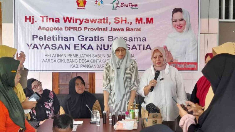 Tina Wiryawati melatih pembuatan sabun untuk perempuan Pangandaran.