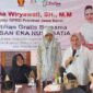 Tina Wiryawati melatih pembuatan sabun untuk perempuan Pangandaran.