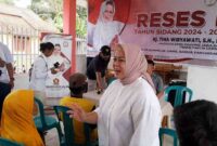 Tina Wiryawati tampak akrab menyapa masyarakat Desa Sindangjaya Pangandaran.