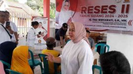 Tina Wiryawati tampak akrab menyapa masyarakat Desa Sindangjaya Pangandaran.