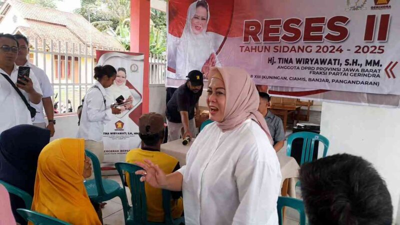 Tina Wiryawati tampak akrab menyapa masyarakat Desa Sindangjaya Pangandaran.