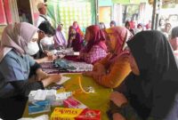 Warga Desa Balokang, Kecamatan Banjar, Kota Banjar, mendapatkan layanan pemeriksaan kesehatan gratis dari Tina Wiryawati.