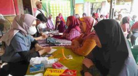Warga Desa Balokang, Kecamatan Banjar, Kota Banjar, mendapatkan layanan pemeriksaan kesehatan gratis dari Tina Wiryawati.