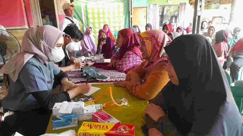 Warga Desa Balokang, Kecamatan Banjar, Kota Banjar, mendapatkan layanan pemeriksaan kesehatan gratis dari Tina Wiryawati.