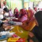 Warga Desa Balokang, Kecamatan Banjar, Kota Banjar, mendapatkan layanan pemeriksaan kesehatan gratis dari Tina Wiryawati.