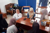 Anggota DPRD Jabar, Tina Wiryawati (memakai kemeja putih) duduk berlesehan, menunjukan kedekatannya dengan masyarakat.