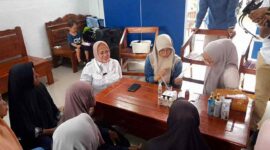 Anggota DPRD Jabar, Tina Wiryawati (memakai kemeja putih) duduk berlesehan, menunjukan kedekatannya dengan masyarakat.