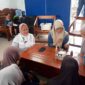 Anggota DPRD Jabar, Tina Wiryawati (memakai kemeja putih) duduk berlesehan, menunjukan kedekatannya dengan masyarakat.