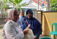 Tina Wiryawati memberikan sembako kepada masyarakat yang telah mengikuti pemeriksaan kesehatan gratis.