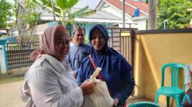 Tina Wiryawati memberikan sembako kepada masyarakat yang telah mengikuti pemeriksaan kesehatan gratis.