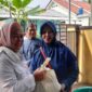 Tina Wiryawati memberikan sembako kepada masyarakat yang telah mengikuti pemeriksaan kesehatan gratis.