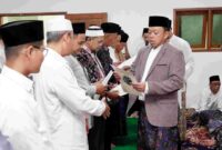 Menteri ATR/BPN, Nusron Wahid menyerahlan sertipikat tanah wakaf.