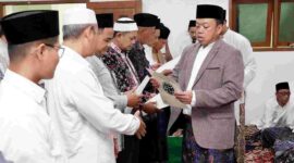 Menteri ATR/BPN, Nusron Wahid menyerahlan sertipikat tanah wakaf.