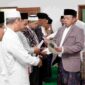 Menteri ATR/BPN, Nusron Wahid menyerahlan sertipikat tanah wakaf.