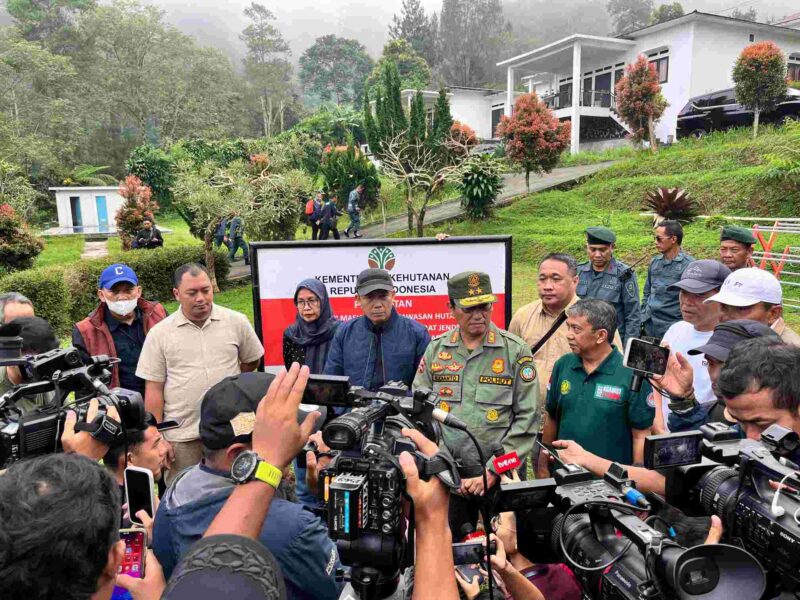 Penertiban villa di kawasan Puncak Bogor.