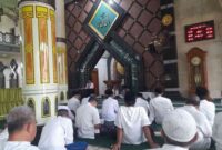 Ketua MUI Kabupaten Ciamis, KH. Saeful Ujun memberikan ceramah kepada peserta Pesantren Ramadan Lansia di Masjid Agung Ciamis.